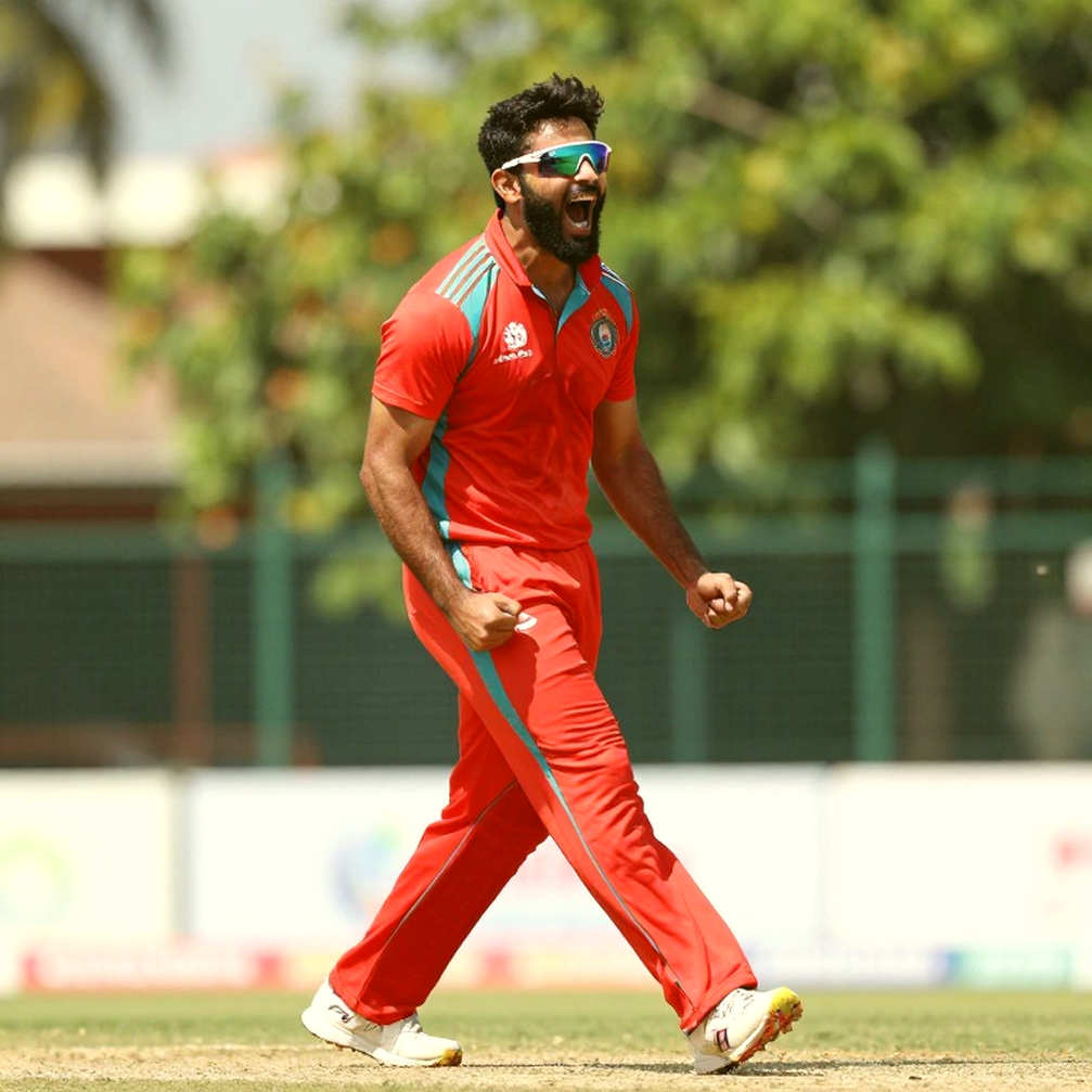 যুব প্রিমিয়ামের বুদবুদ: স্থানান্তর বাজারে কিশোর ক্রিকেটারদের দাম, মিনিট আর ঝুঁকির খাতা